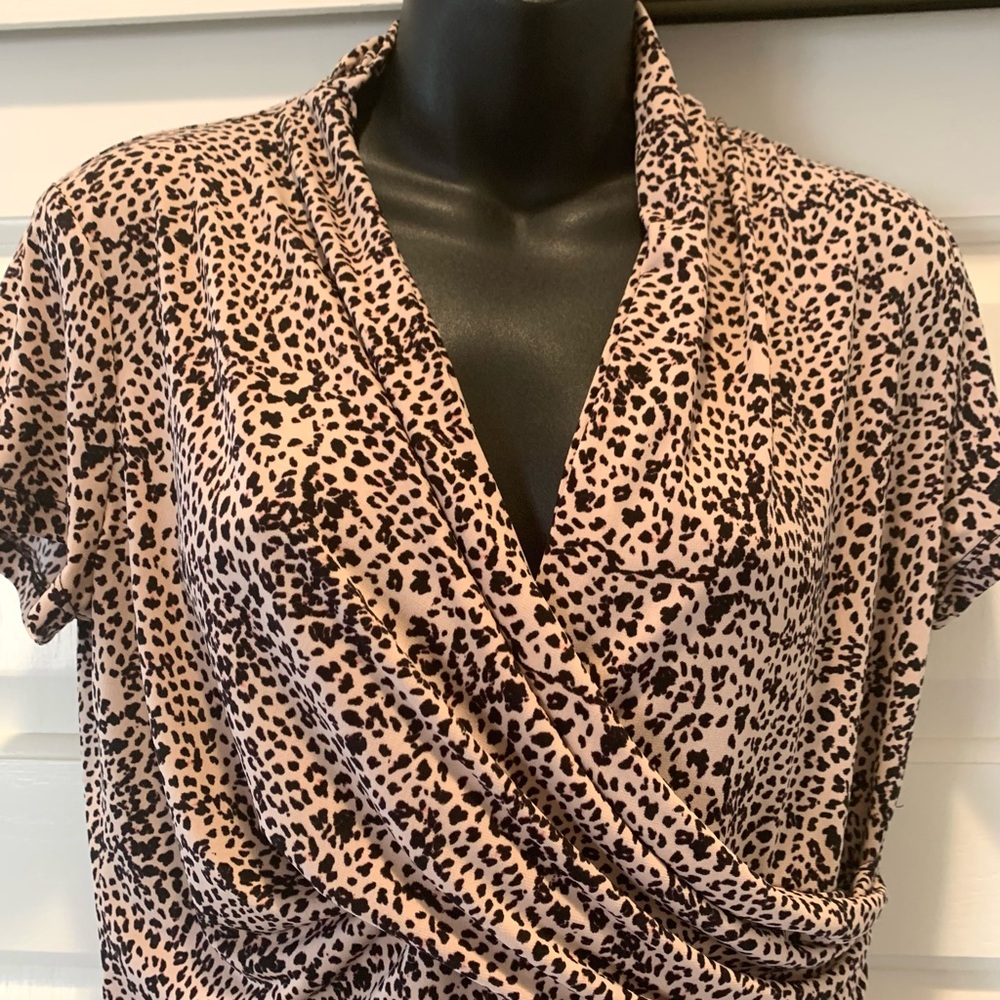 DKNY Animal Print faux wrap short sleeve stretch blouse, size medium - Picture 3 of 6
